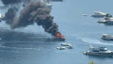Bodrum'da denizin ortasındaki tekne alev alev yandı