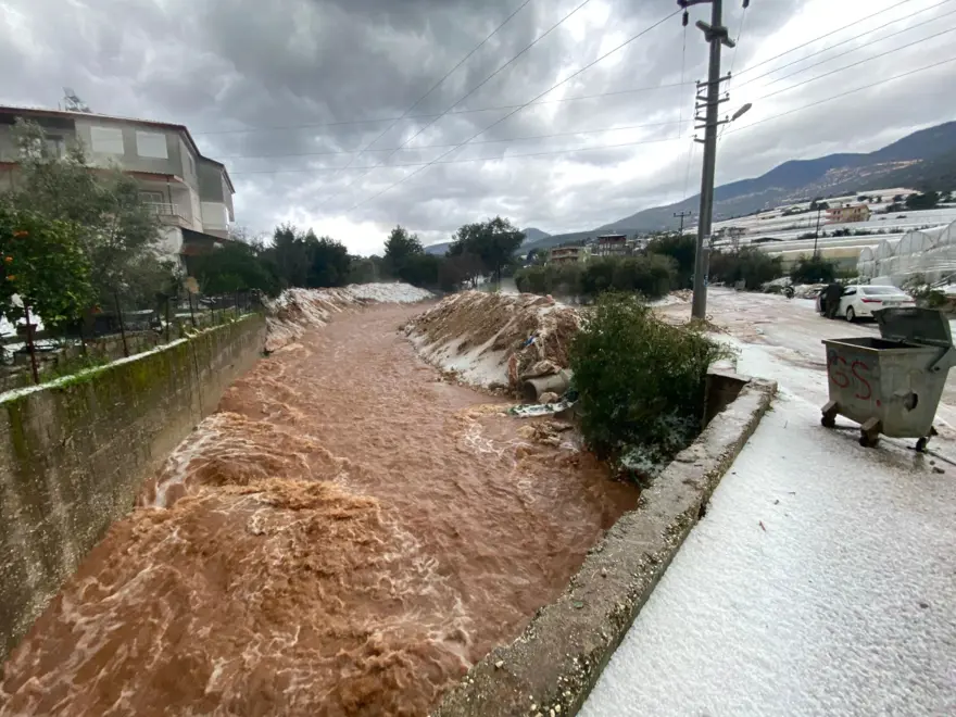 Antalya'da sel ve dolu: Yollar kapandı, sahiller çamur rengine döndü 23