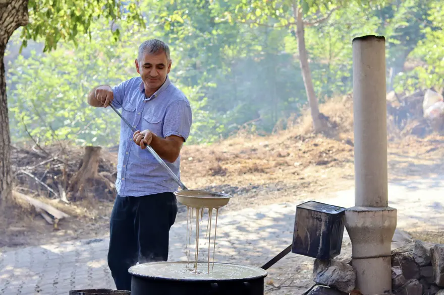 Taştan oyulmuş havuzlarda toplanıp 6 saat kaynatılıyor: Osmaniye'de yapımına başlandı 5 Taştan oyulmuş havuzlarda toplanıp 6 saat kaynatılıyor: Osmaniye'de yapımına başlandı 5