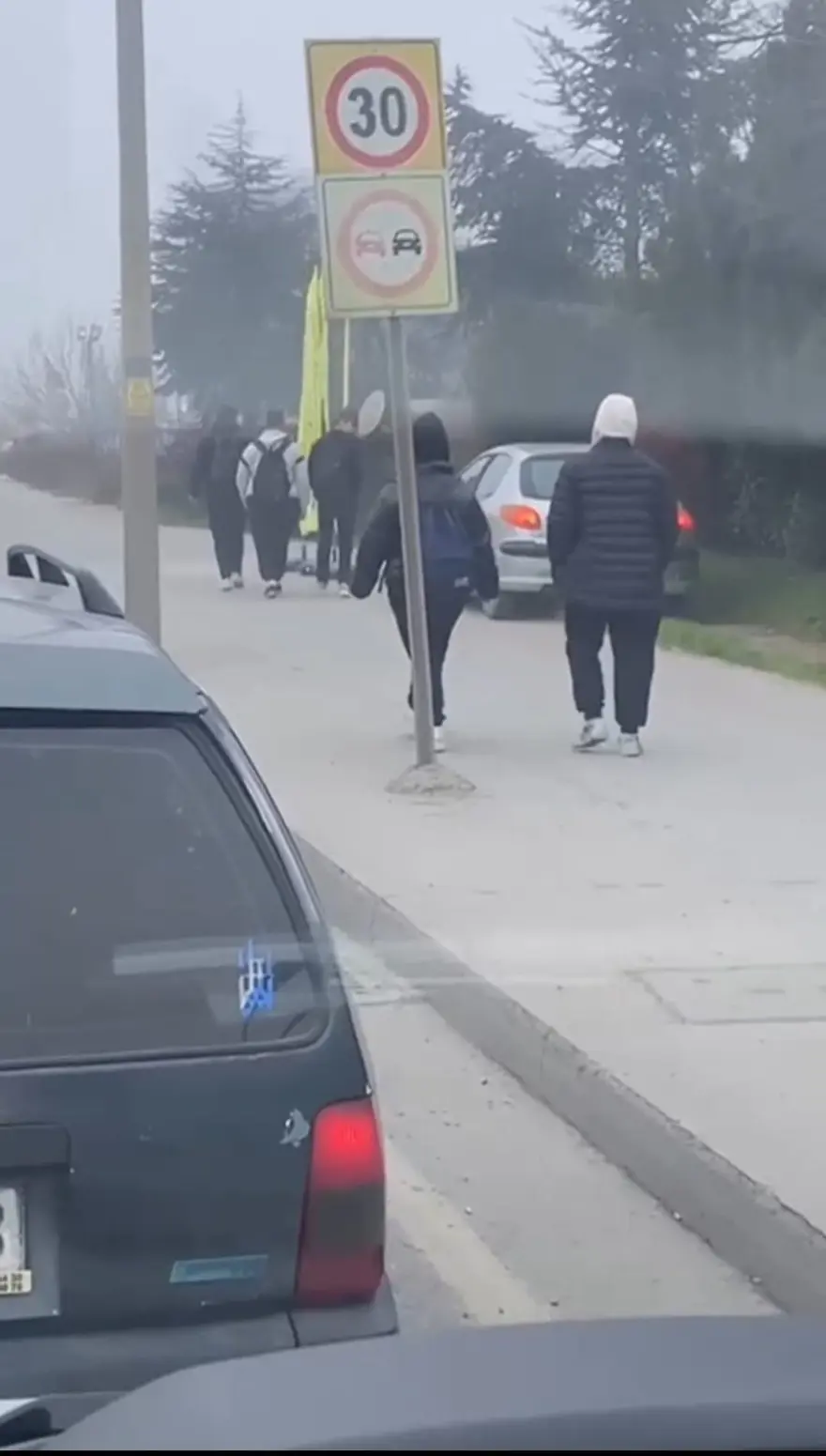Cadde yerine kaldırımdan gitti yayalardan yol istedi 