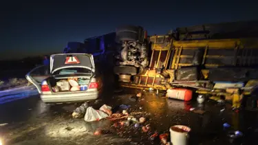 Devrilen TIR'a çarptı: 1 ölü, 3 yaralı