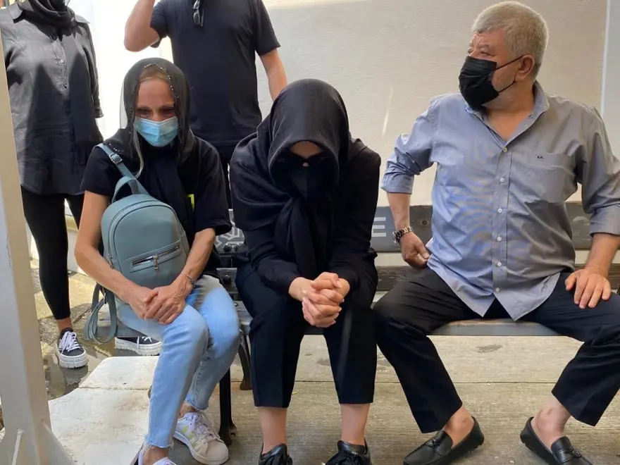 Ebru Gündeş annesini son yolculuğuna uğurladı 1