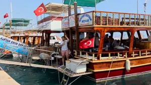 Mersin'de köpek balığı korkusu: Tatilcilerin kabusu oldu Mersin'de köpek balığı korkusu: Tatilcilerin kabusu oldu