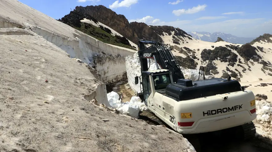 Yüksekova'da, mayıs sonu 8 metrelik karla mücadele 5