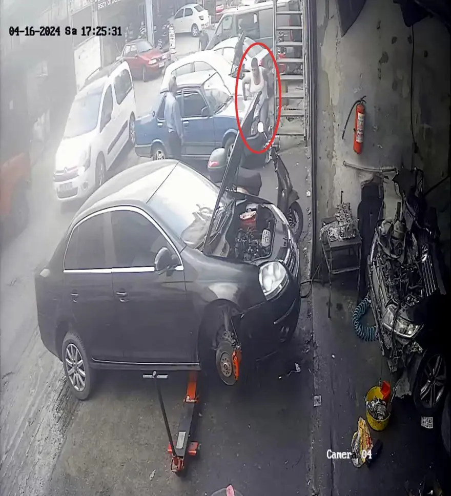 İzmir’de yol verme kavgası: Kardeşi bıçakladı,ağabeyi ateş etti 2 İzmir’de yol verme kavgası: Kardeşi bıçakladı,ağabeyi ateş etti 2