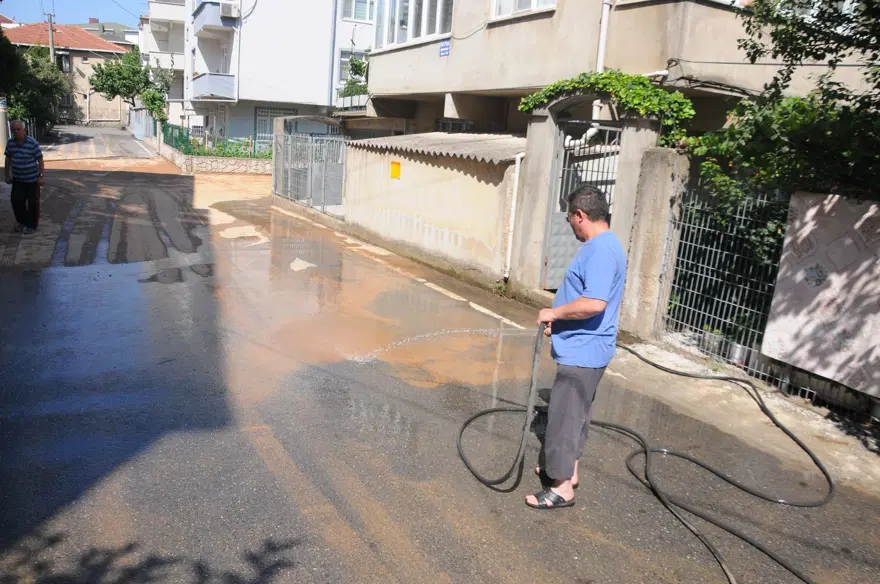 Kocaeli Gebze'de su borusu patladı, evleri su bastı 3
