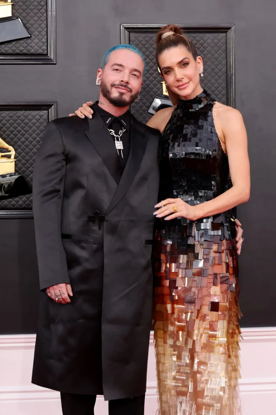 2022 Grammy Ödülleri kırmızı halısında ünlülerden aşk pozları 8