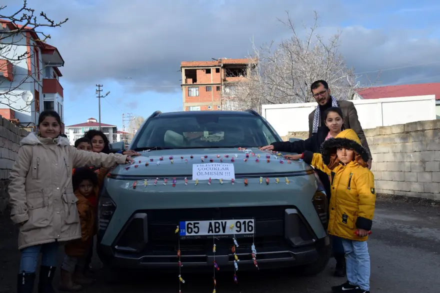 Aracını bayram şekeriyle süsledi, mahalle mahalle gezerek çocuklara ikram etti 6