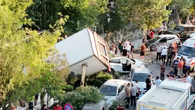 Freni patlayan kamyon kanala uçtu