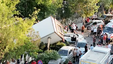Freni patlayan kamyon terör estirdi: 10 araca çarpıp kanala düştü