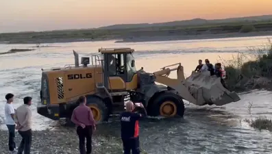 Sular yükselince piknikçiler mahsur kaldı: 25 kişi kepçeyle kurtarıldı