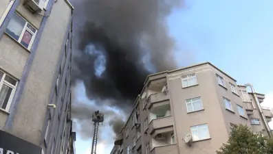 Bağcılar'da beş katlı binada yangın paniği: Fırının bacası çatıyı yaktı!