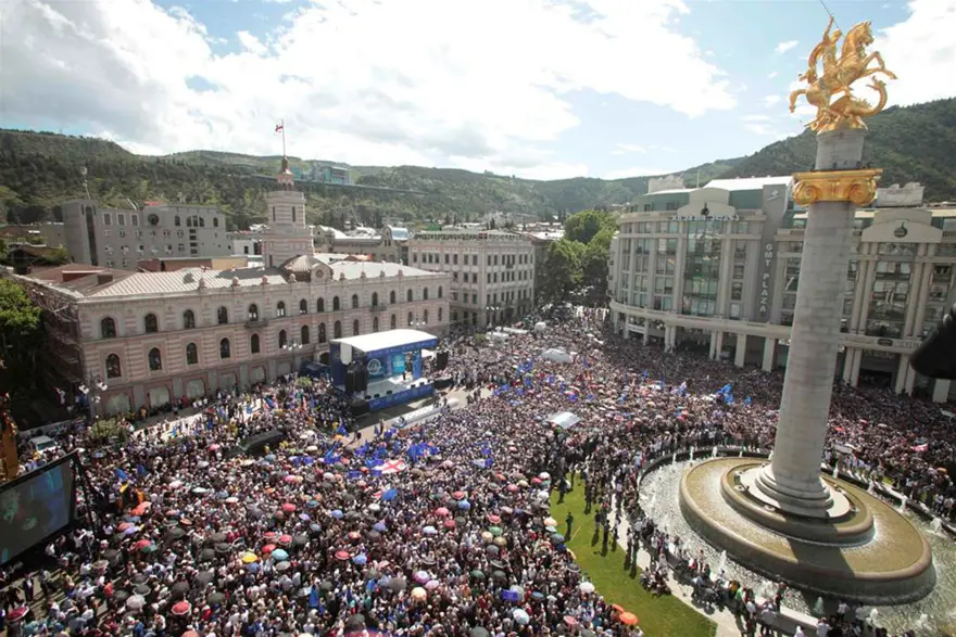 Milyarderin iktidar protestosu 