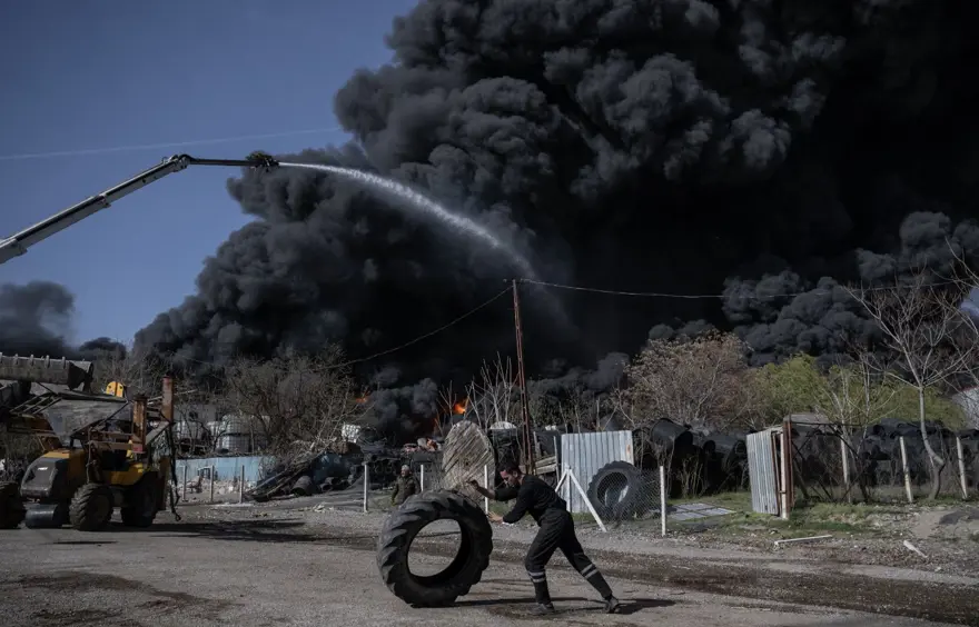 Ankara'da Hurdacılar Sitesi'nde yangın: Gökyüzünü siyah dumanlar kapladı 8 Ankara'da Hurdacılar Sitesi'nde yangın: Gökyüzünü siyah dumanlar kapladı 8