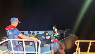 Ayvalık açıklarında 3’ü çocuk 14 kaçak göçmen yakalandı