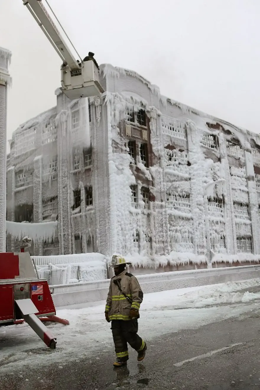 İtfaiyenin buzla mücadelesi 