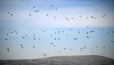 Kayseri'de nefes kesen anlar: 4 bin metre yüksekten atladılar