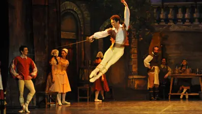 Üç Silahşör balesi görme engelliler için sahnede