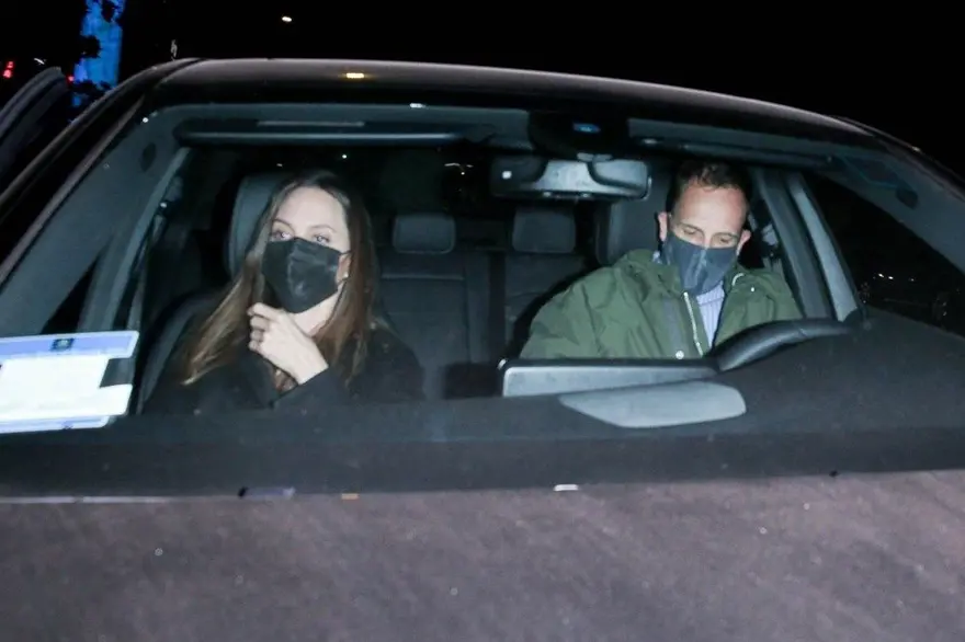 Angelina Jolie kitabını imzaladı 4 Angelina Jolie kitabını imzaladı 4