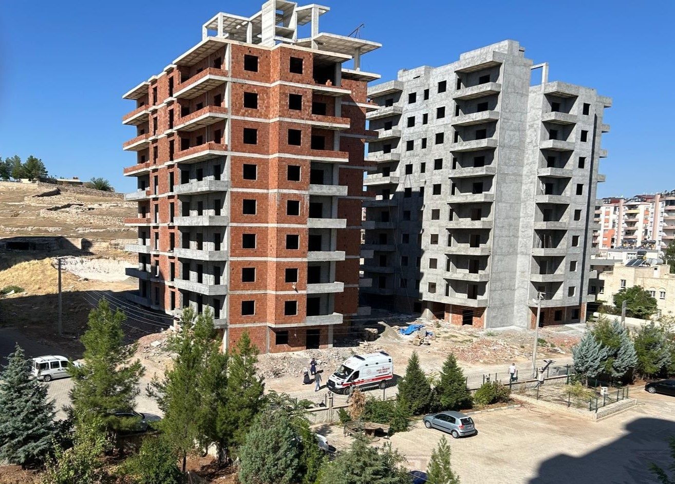 İnşaatta düşen çocuk işçi yaşam mücadelesi veriyor