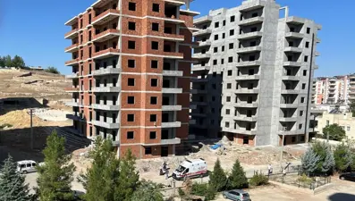 İnşaatta düşen çocuk işçi yaşam mücadelesi veriyor