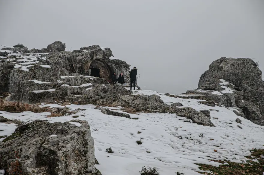 Hatay'da Gelinler Dağı Nekropol Alanı beyaza büründü 12