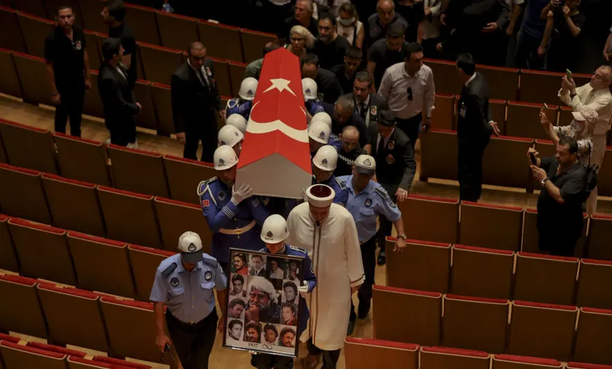 Cüneyt Arkın'ı binlerce kişi gözyaşlarıyla uğurladı 14 Cüneyt Arkın'ı binlerce kişi gözyaşlarıyla uğurladı 14