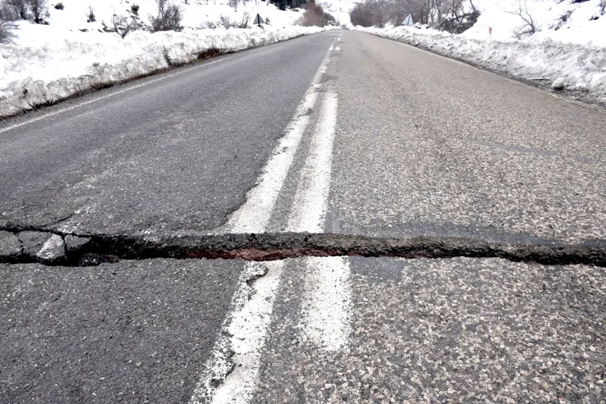 Deprem felaketinin ardından yollar yarıldı, dağlardan kaya parçaları koptu 6