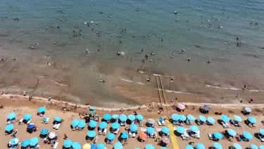 Mersin'in plajlarında bayram yoğunluğu