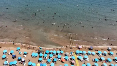Mersin'in plajlarında bayram yoğunluğu