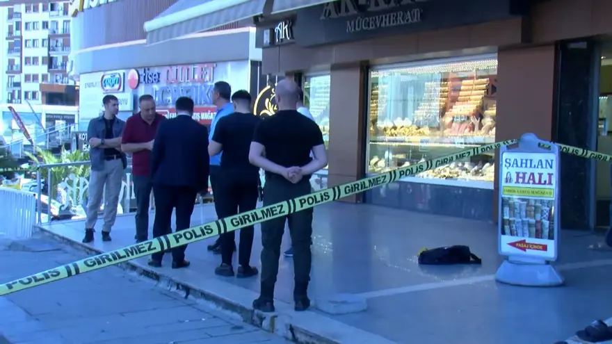 İstanbul'un göbeğinde silahlı soygun girişimi: Silahlar patladı 3