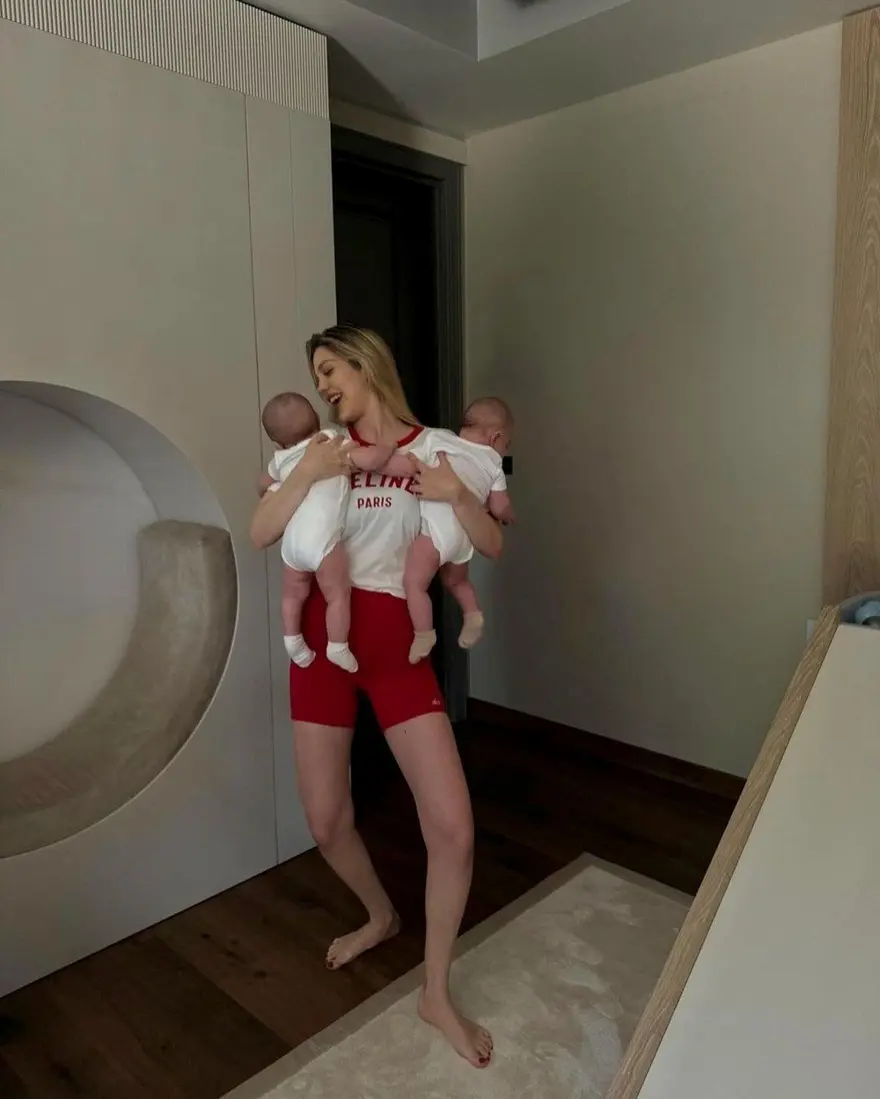 İbrahim Tatlıses, torunları Ayel ve Emir ile poz verdi 5 İbrahim Tatlıses, torunları Ayel ve Emir ile poz verdi 5