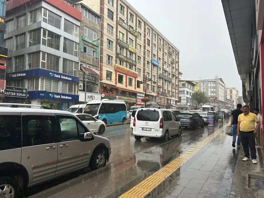 Sağanak yağış aniden bastırdı: Cadde ve sokaklar göle döndü 3 Sağanak yağış aniden bastırdı: Cadde ve sokaklar göle döndü 3