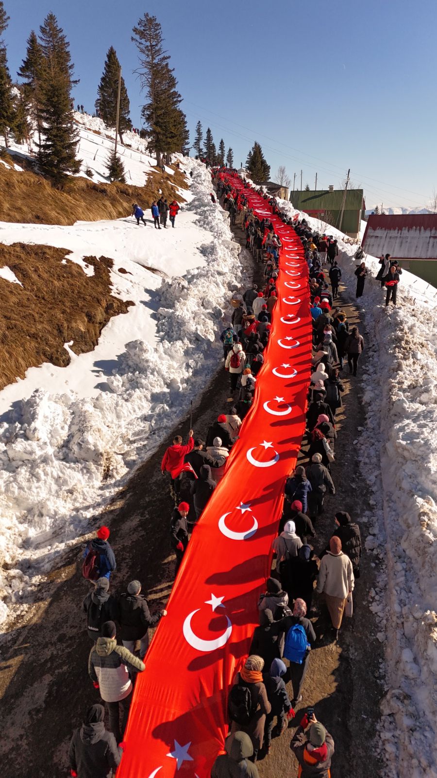 Sarıkamış Şehitleri için Sis Dağı'nda Türk bayrağı ile yürüdüler