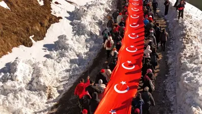 Sarıkamış Şehitleri için Sis Dağı'nda Türk bayrağı ile yürüdüler