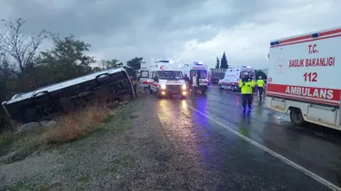 Tur midibüsü devrildi: 1 ölü, 32 yaralı