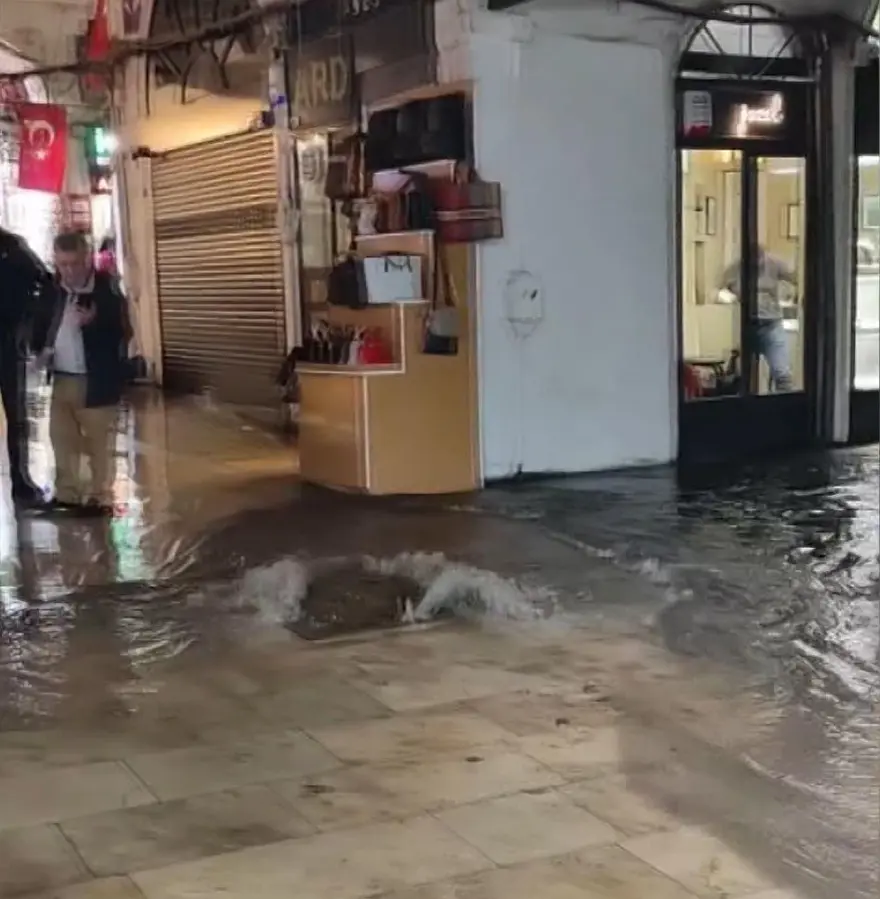 İstanbul'da sağanak hayatı olumsuz etkiledi 3