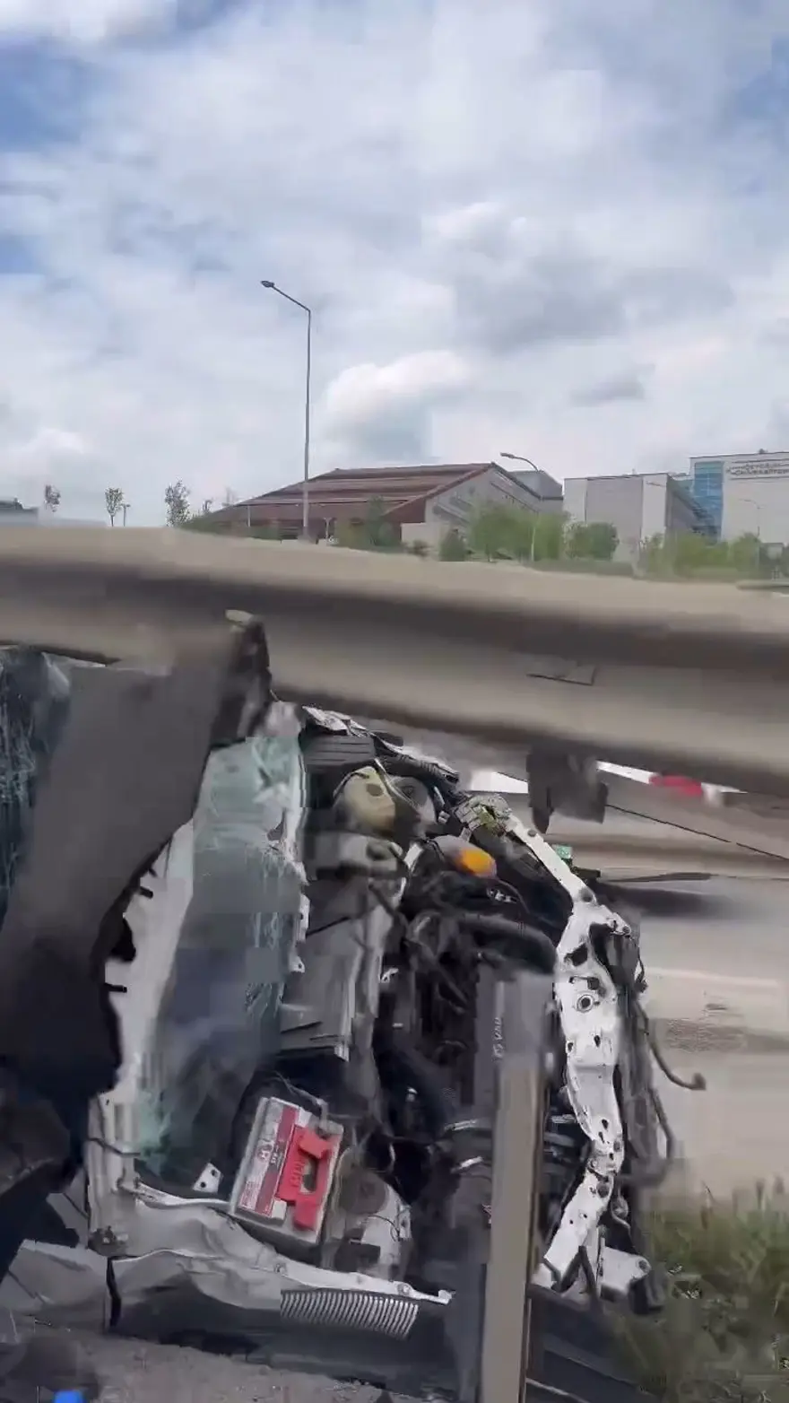 Şile Otoyolu’nda kaza:Otomobil yol ile bariyer arasında sıkıştı 2