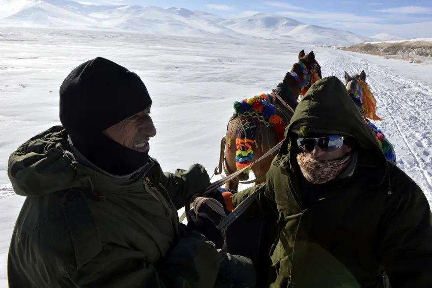 Donan Çıldır Gölü'nde balık tutuyorlar 5