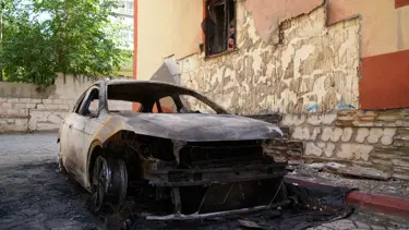 Edirne’de park halindeki iki otomobil alev alev yandı