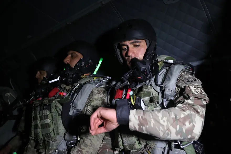 Kayseri’de 180 paraşütçü komandoyla hava indirme tatbikatı 7