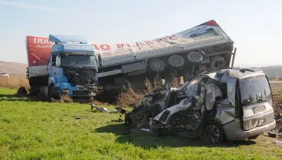 TIR'ın ezdiği araç hurdaya döndü