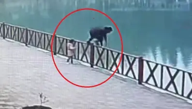 Poz verirken göle düşen çocuğu babası kurtardı