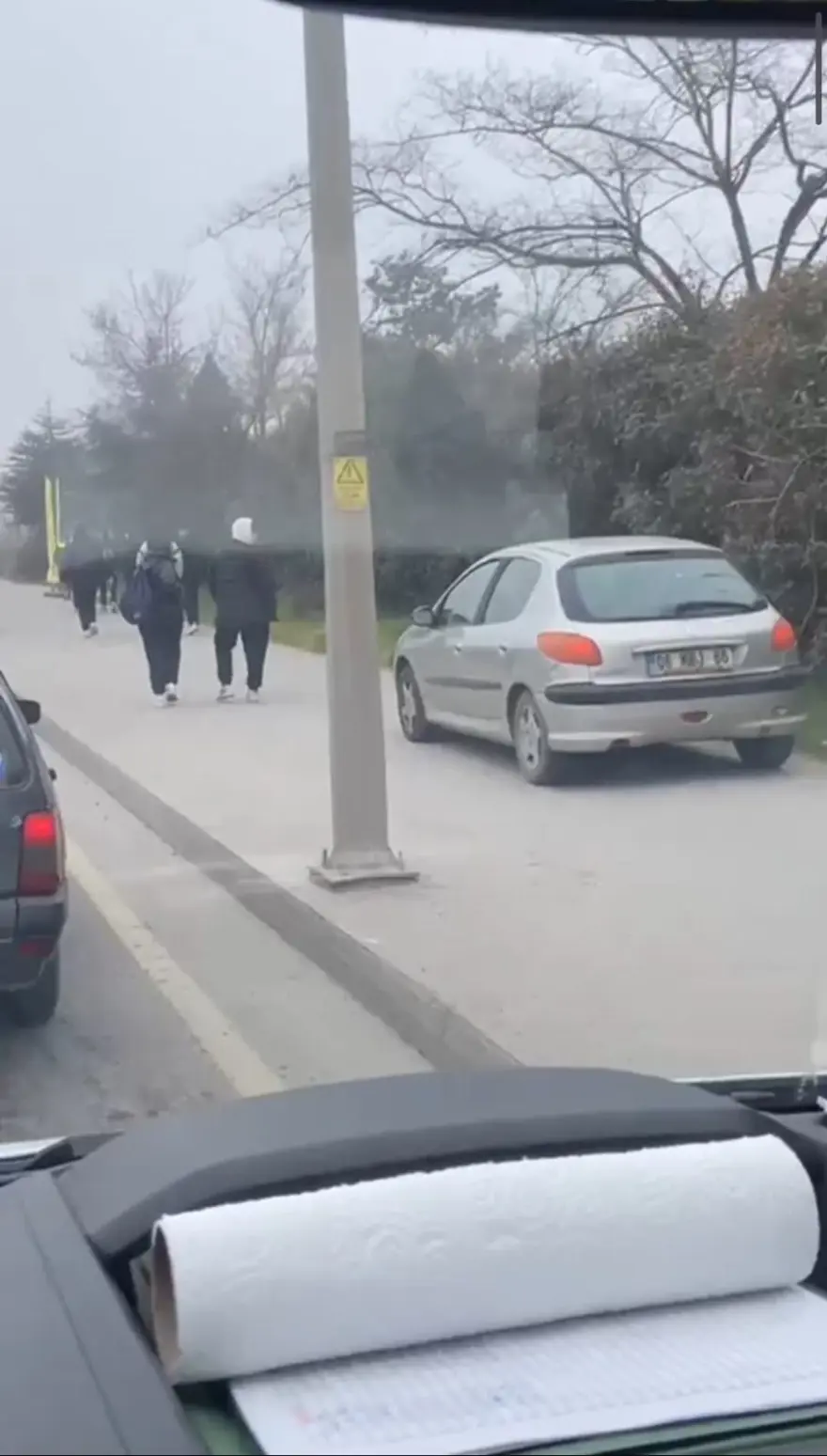 Cadde yerine kaldırımdan gitti yayalardan yol istedi 1