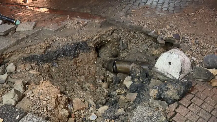 Kadıköy'de ana su şebekesi borusu patladı: 5 katlı bina tahliye edildi 4 Kadıköy'de ana su şebekesi borusu patladı: 5 katlı bina tahliye edildi 4