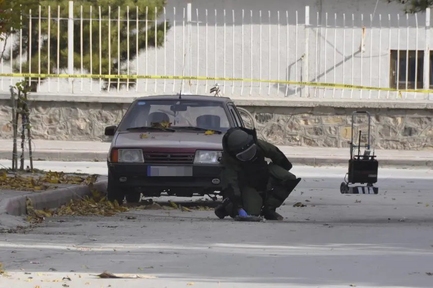 Konya'da polis memurunun aracına bomba Konya'da polis memurunun aracına bomba