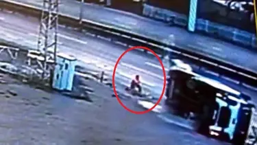 Ankara'da çöp kamyonu devrildi: 3 yaralı