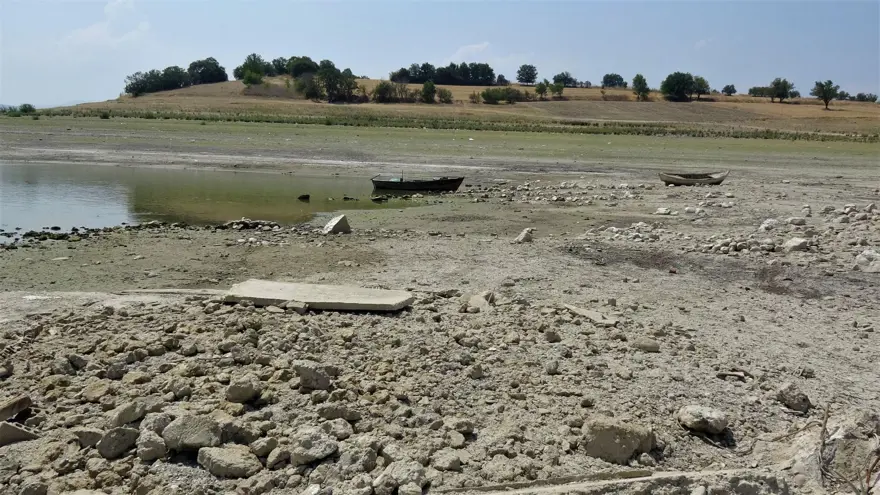 İkizcetepeler Barajı'nda su seviyesi düştü, köy kalıntıları ortaya çıktı 