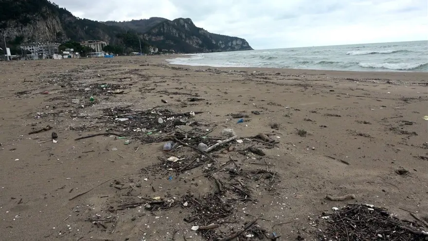 Yağış sonrası Karadeniz sahillerinde çöp yığını 4