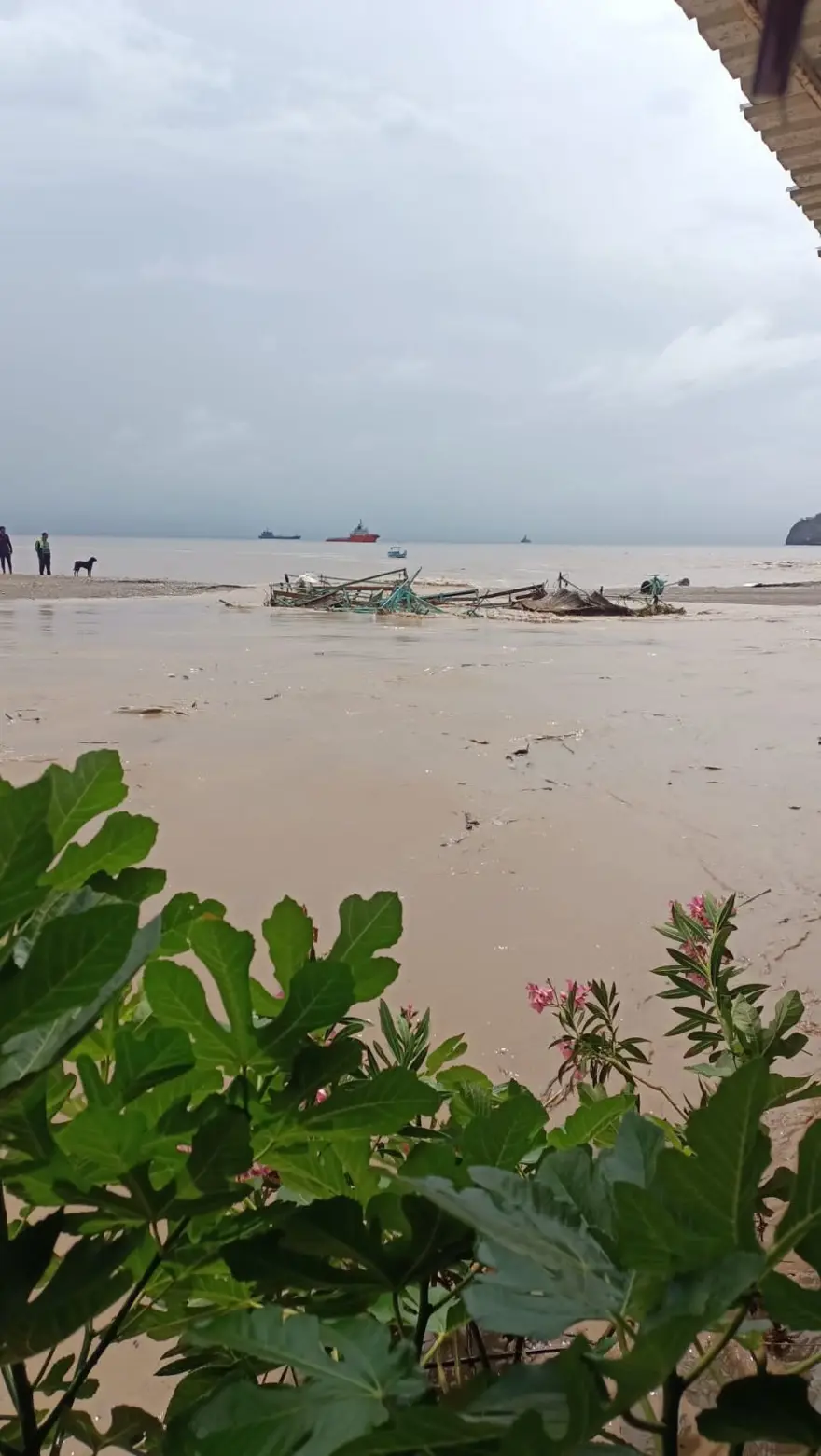 Antalya’da şiddetli yağmur hayatı felç etti:  Otomobil sel sularıyla sürüklendi 4
